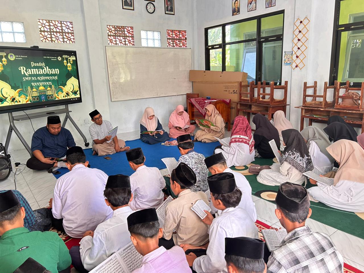 Spirit Ramadhan di SMP Al-Khoiriyah Ranupakis: Menggapai Berkah Melalui Qur'an dan Sholat - foto 1